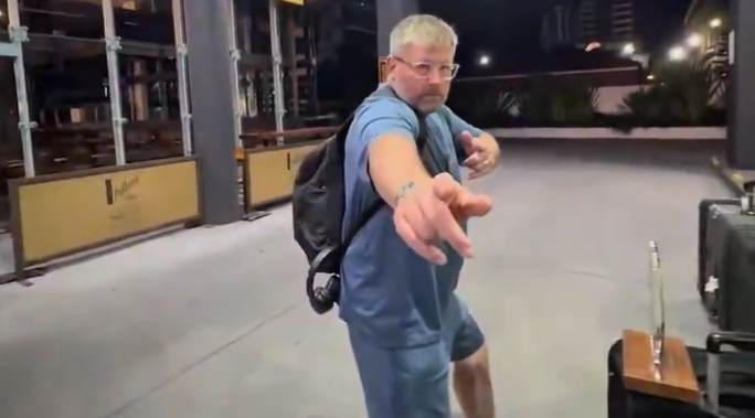 VIDEO: James Wade feiert historischen Sieg bei den Australian Darts Masters mit kuriosem Tänzchen am Flughafen