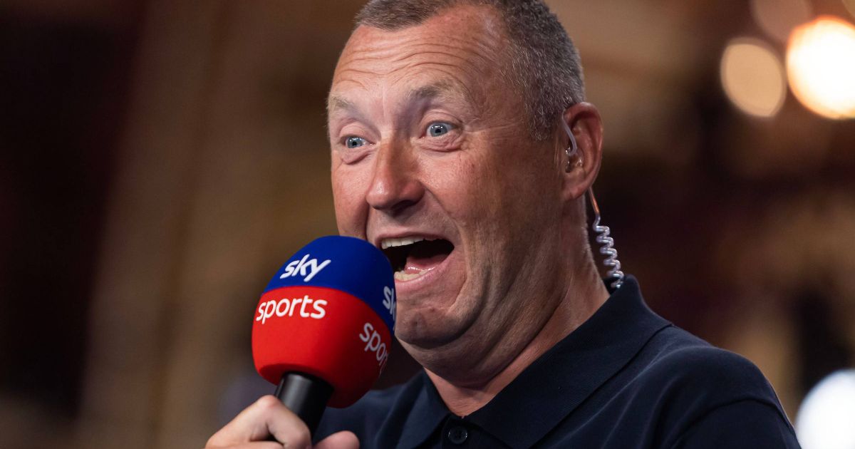 Eine kleine Geste mit emotionalem Wert: Wayne Mardle erfüllt den Traum eines jungen Dartspielers und erscheint